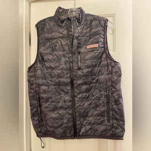 Vineyard Vines men’s thin puffer vest grey camouflage Size S NWT